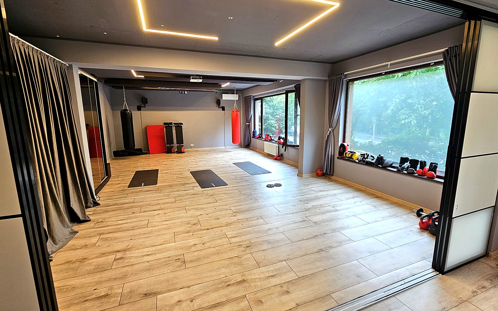 Sala de antrenament PlayStudio Sisești — luminoasă, modernă, cu saci de box și saltele